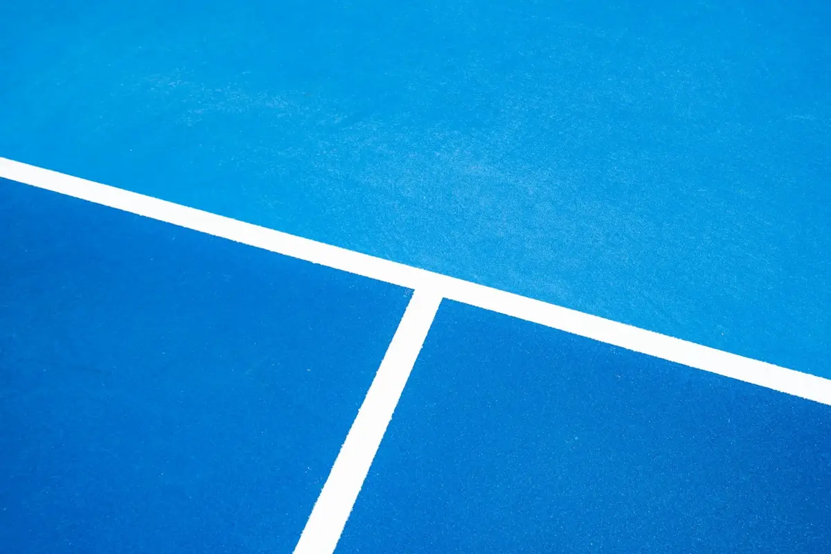 Lignes abstraites d'un court de padel bleu