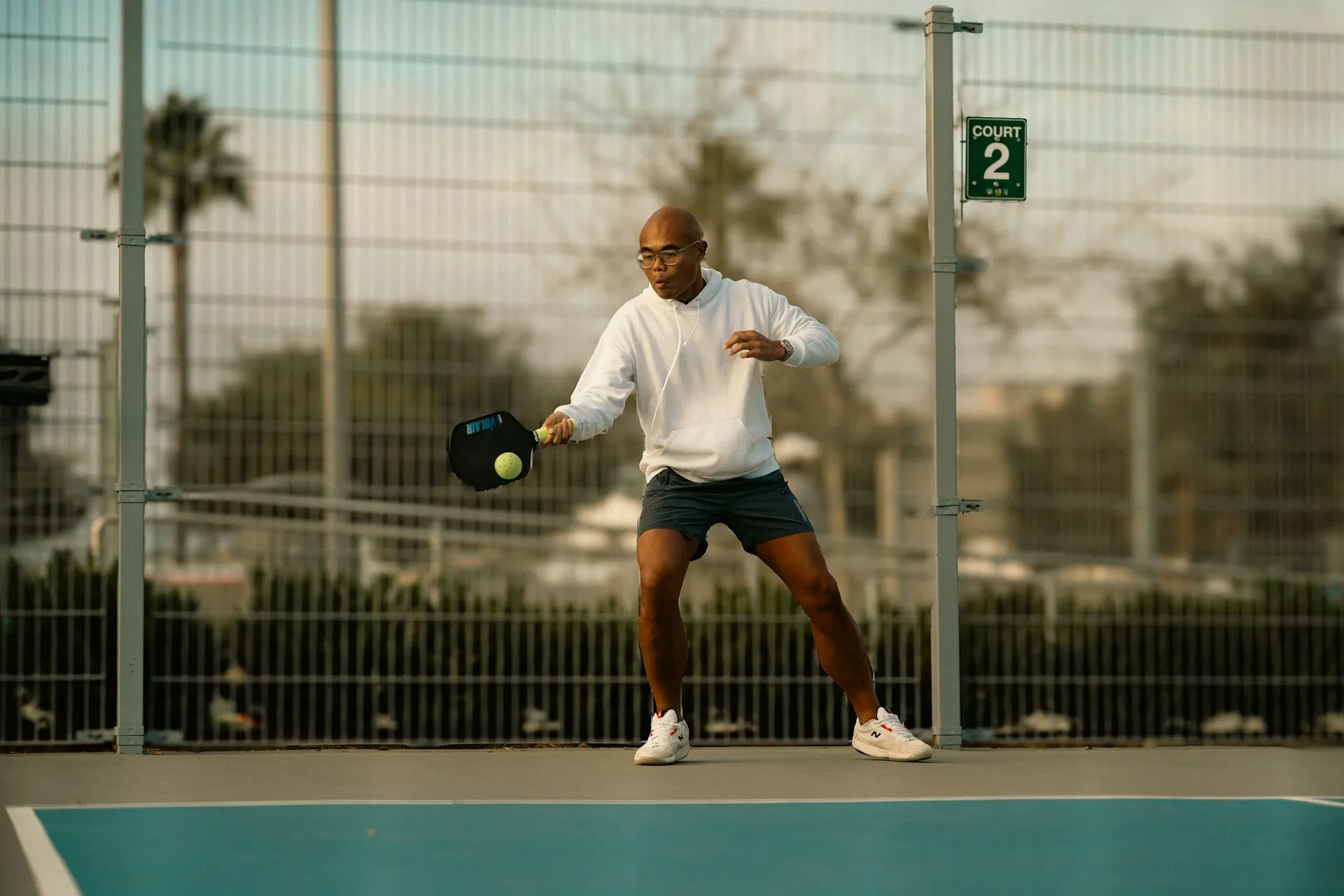 Joueur de pickleball en revers