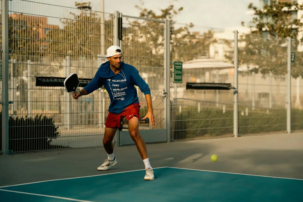 Joueur de pickleball en milieu urbain à San Diego